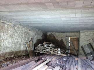 Discover the potential of this unfinished space, perfect for a workshop or storage area.