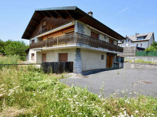 Discover this charming property featuring a spacious balcony perfect for enjoying the outdoors.
