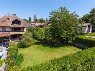 Discover this charming property featuring a spacious green lawn perfect for outdoor activities and relaxation.