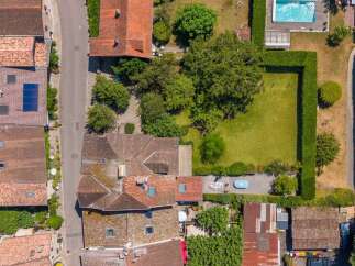 Discover this exceptional property featuring a sparkling swimming pool and a beautifully manicured lawn, perfect for relaxation and entertainment.