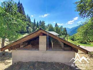 Discover this charming rustic structure, perfect for agricultural use or as a unique storage solution.