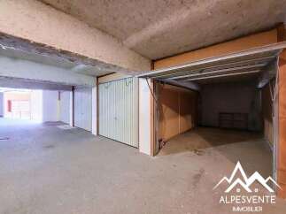 Discover this spacious garage with multiple parking spaces, perfect for securing your vehicles.