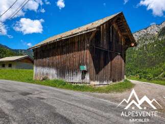 Discover this charming rustic barn, perfect for agricultural use or conversion into a unique dwelling.