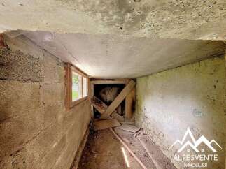 Discover the potential of this unfinished space, perfect for renovation and customization.