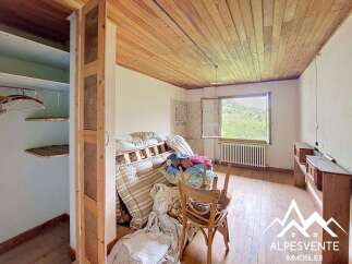 Discover this charming room with a rustic wooden ceiling and floor, offering a cozy and warm atmosphere.