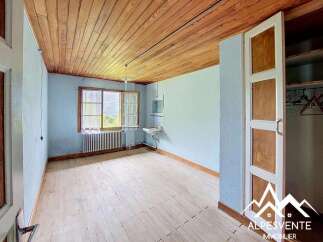Discover this charming room with its rustic wooden ceiling and light-colored wooden floors, creating a warm and inviting atmosphere.