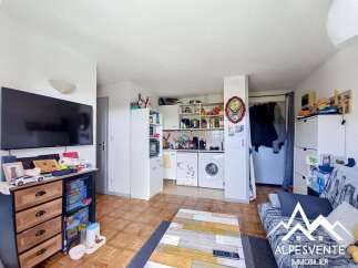 Discover this charming studio apartment, perfect for singles or couples, featuring a well-equipped kitchenette and a comfortable living area.
