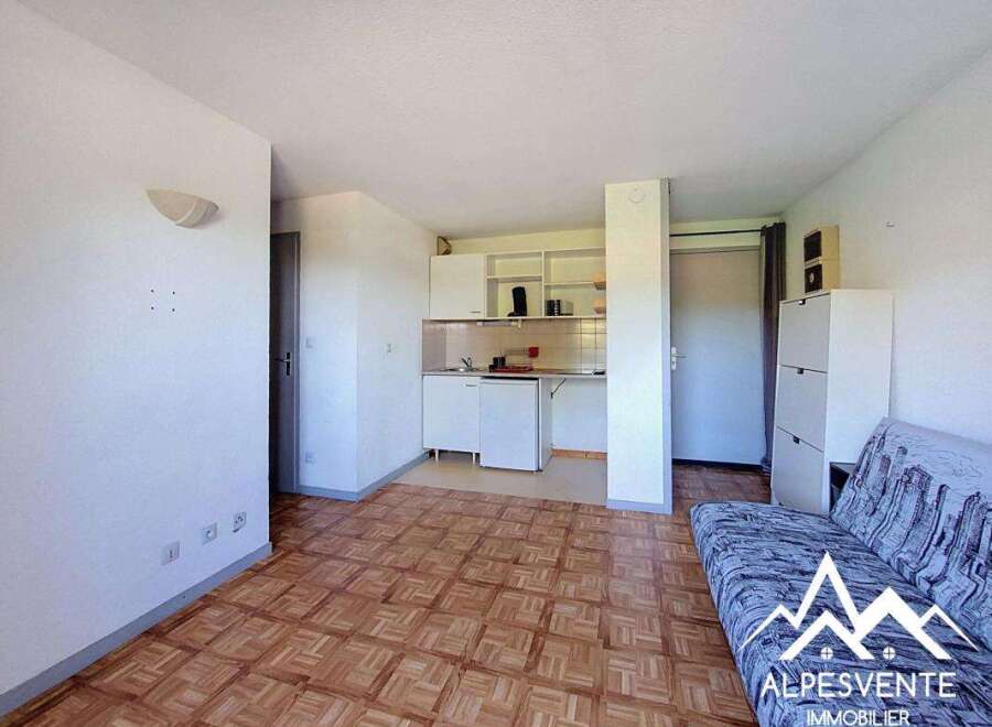 Discover this charming studio apartment featuring a compact kitchenette and a comfortable living area, perfect for a single occupant or a couple.