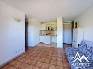 Discover this charming studio apartment featuring a compact kitchenette and a comfortable living area, perfect for a single occupant or a couple.