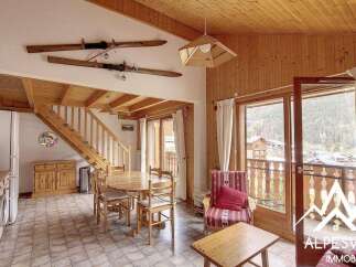 Charming mountain retreat featuring a cozy dining area with a wooden table and chairs, perfect for family meals.
