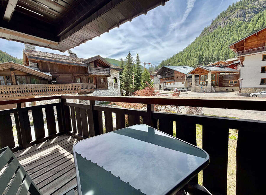 Enjoy breathtaking mountain views from this charming balcony, complete with a table and chairs for al fresco dining.