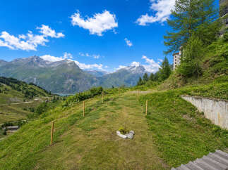 Experience breathtaking mountain views from this stunning property, perfect for nature lovers and outdoor enthusiasts.