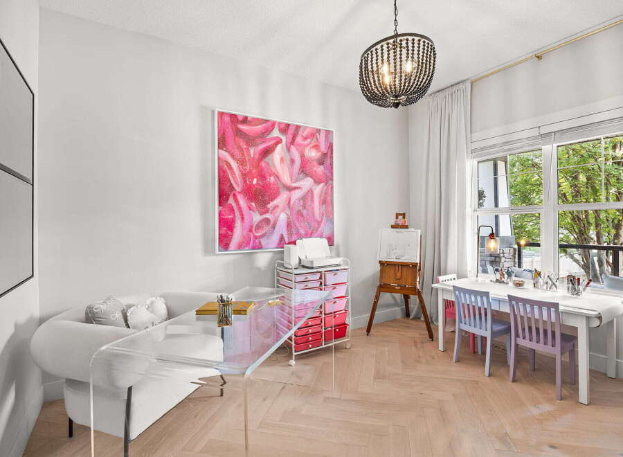 Discover this inspiring creative space, perfect for artists of all ages.