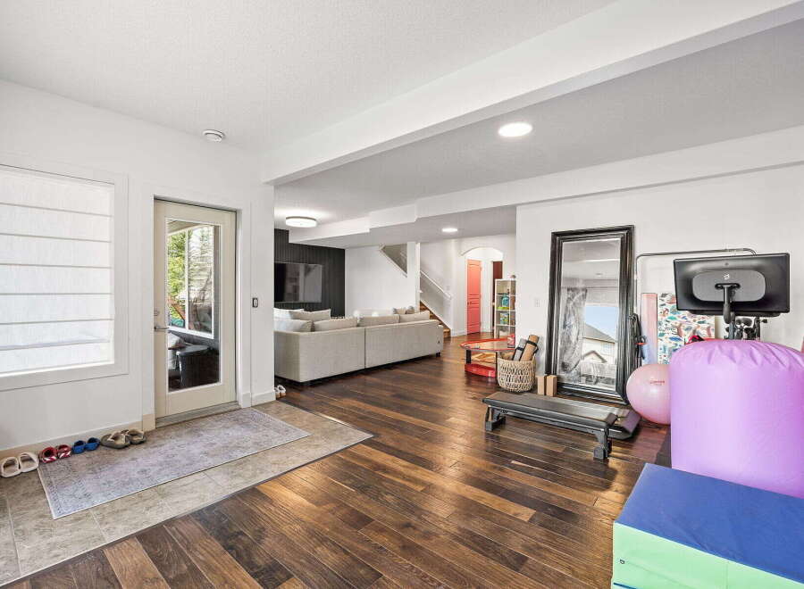 Discover this spacious and versatile living area, perfect for both relaxation and fitness.