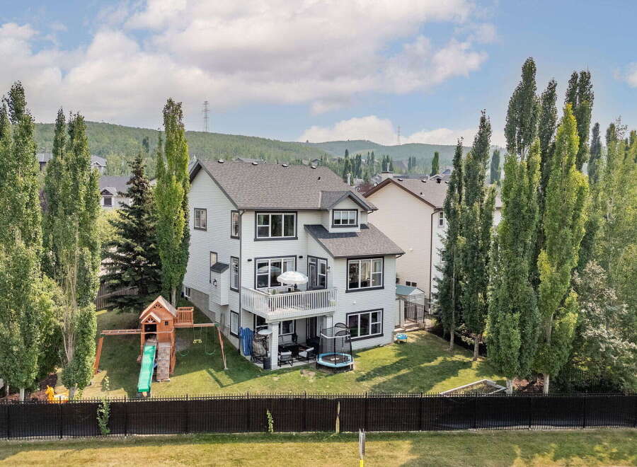 Discover this stunning family home with a spacious backyard perfect for entertainment and recreation.
