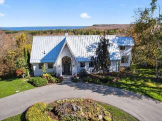 For Sale in Blue Mountains with 3 Beds and 3 Bathrooms