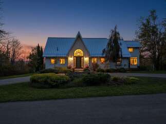 For Sale in Blue Mountains with 3 Beds and 3 Bathrooms