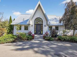 For Sale in Blue Mountains with 3 Beds and 3 Bathrooms