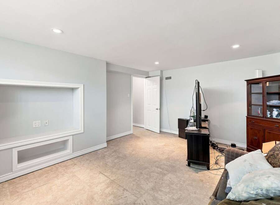 Discover this spacious basement living area, perfect for entertainment and relaxation.