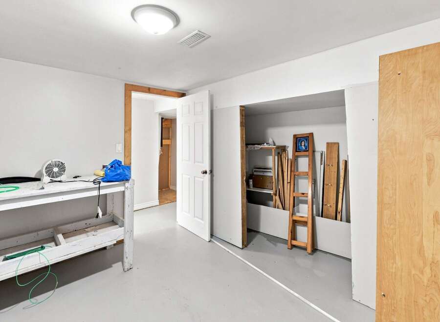 Discover a versatile space perfect for a workshop or storage.
