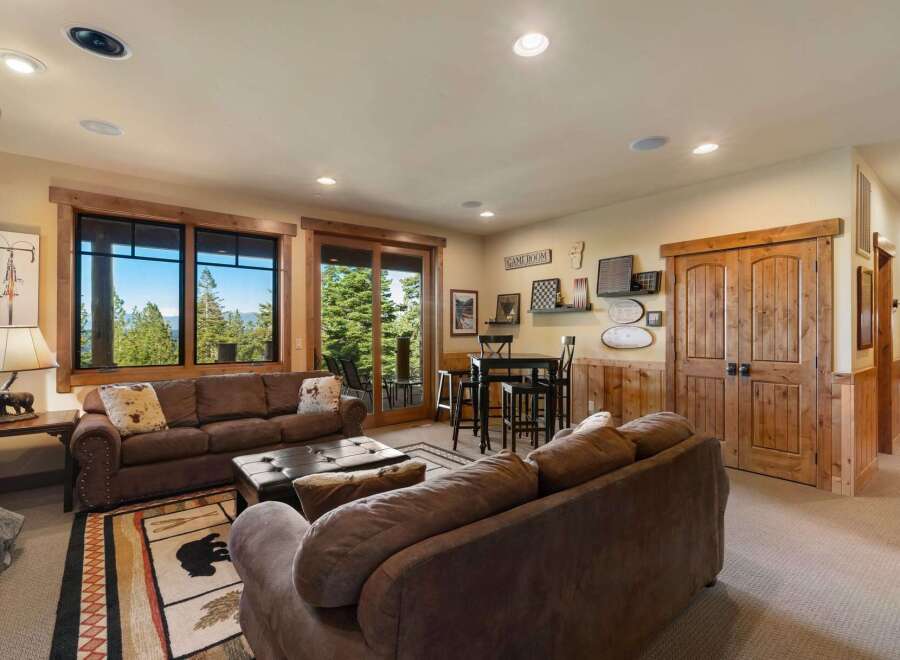 Experience breathtaking mountain views from this stunning living area, featuring a cozy seating arrangement perfect for relaxation.