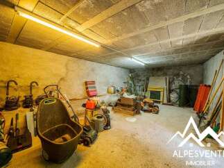 Discover this spacious garage, perfect for storing all your gardening equipment and vehicles.