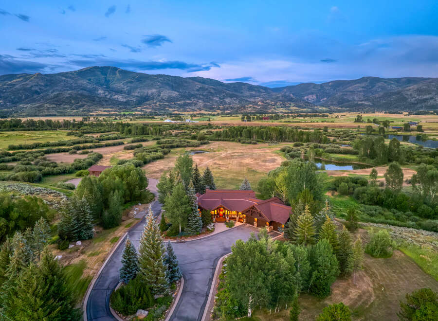 Experience luxury living in this stunning mountain estate, nestled amidst breathtaking natural beauty.