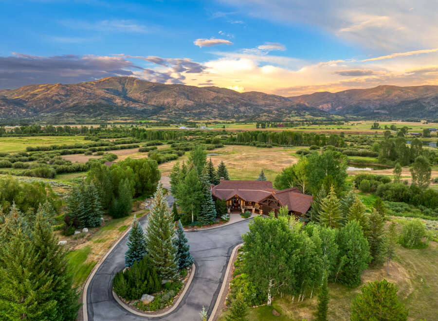 Experience luxury mountain living in this stunning estate, nestled amidst rolling hills and majestic peaks.