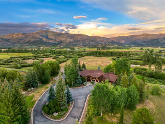 Experience luxury mountain living in this stunning estate, nestled amidst rolling hills and majestic peaks.