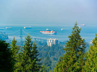 Experience breathtaking panoramic views from this stunning property, overlooking the majestic Lions Gate Bridge and the bustling Vancouver harbor.