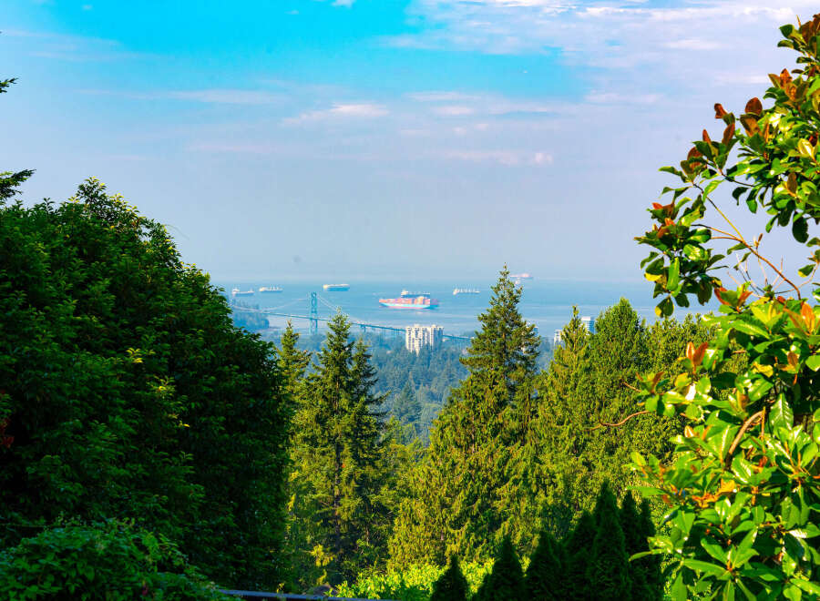 Experience breathtaking panoramic views from this stunning property, overlooking the majestic Lions Gate Bridge and the bustling Vancouver cityscape.