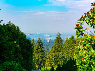 Experience breathtaking panoramic views from this stunning property, overlooking the majestic Lions Gate Bridge and the bustling Vancouver cityscape.