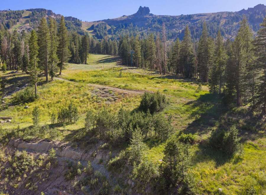 Discover this stunning mountain landscape, perfect for outdoor enthusiasts and nature lovers.