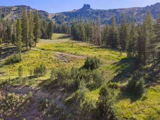 Discover this stunning mountain landscape, perfect for outdoor enthusiasts and nature lovers.
