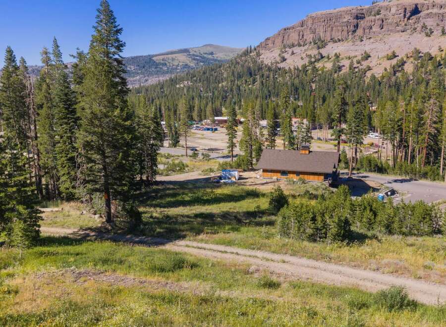 Discover this stunning property nestled amidst a picturesque mountain landscape, perfect for those seeking tranquility and adventure.