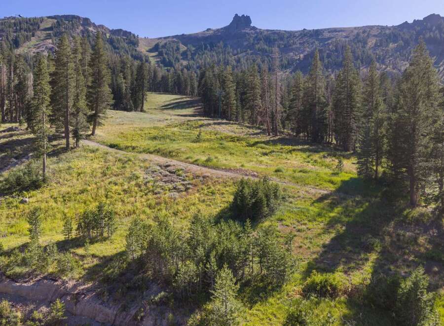 Discover this stunning mountain landscape, perfect for outdoor enthusiasts and nature lovers.