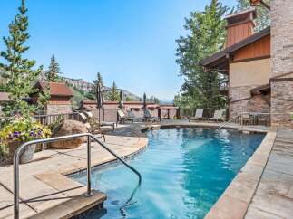 Enjoy a refreshing dip in this stunning outdoor pool, surrounded by lush greenery and breathtaking mountain views.
