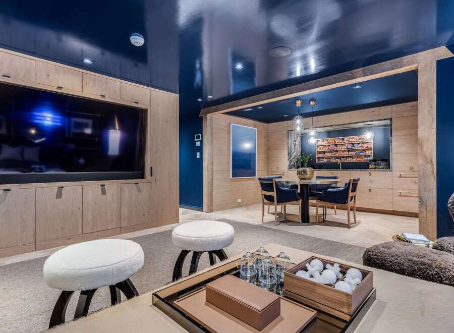 Experience modern luxury in this stunning living space featuring a high-gloss navy ceiling that adds a dramatic flair.