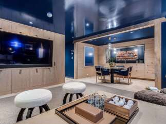 Experience modern luxury in this stunning living space featuring a high-gloss navy ceiling that adds a dramatic flair.