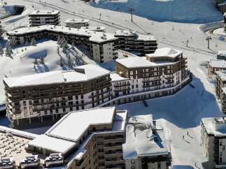 Experience luxury mountain living in this stunning ski resort property, featuring modern architecture and breathtaking snow-covered slopes.