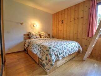 Experience cozy mountain living in this charming bedroom featuring a comfortable bed adorned with a nature-inspired duvet cover.
