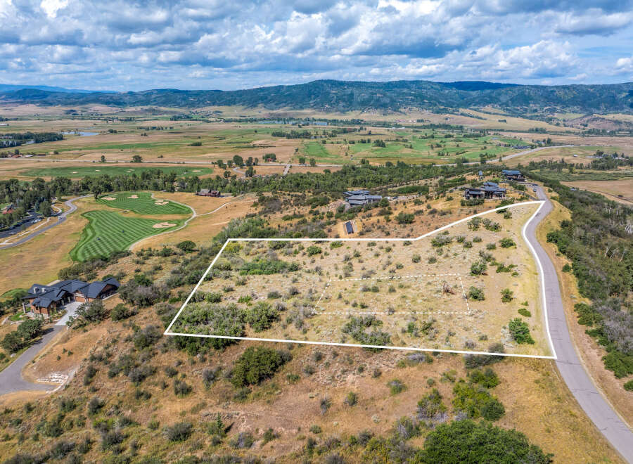 Discover this exceptional vacant lot offering breathtaking panoramic views of the surrounding mountains and valley.