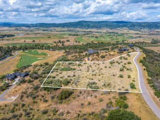 Discover this exceptional vacant lot offering breathtaking panoramic views of the surrounding mountains and valley.