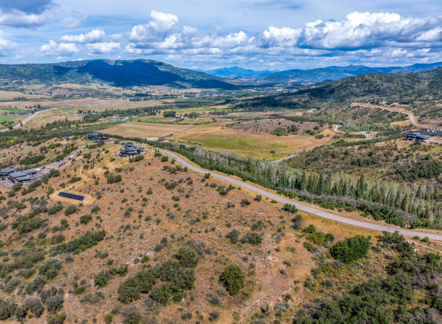 Experience luxury living in this stunning mountain estate, offering breathtaking panoramic views of the surrounding valleys and peaks.