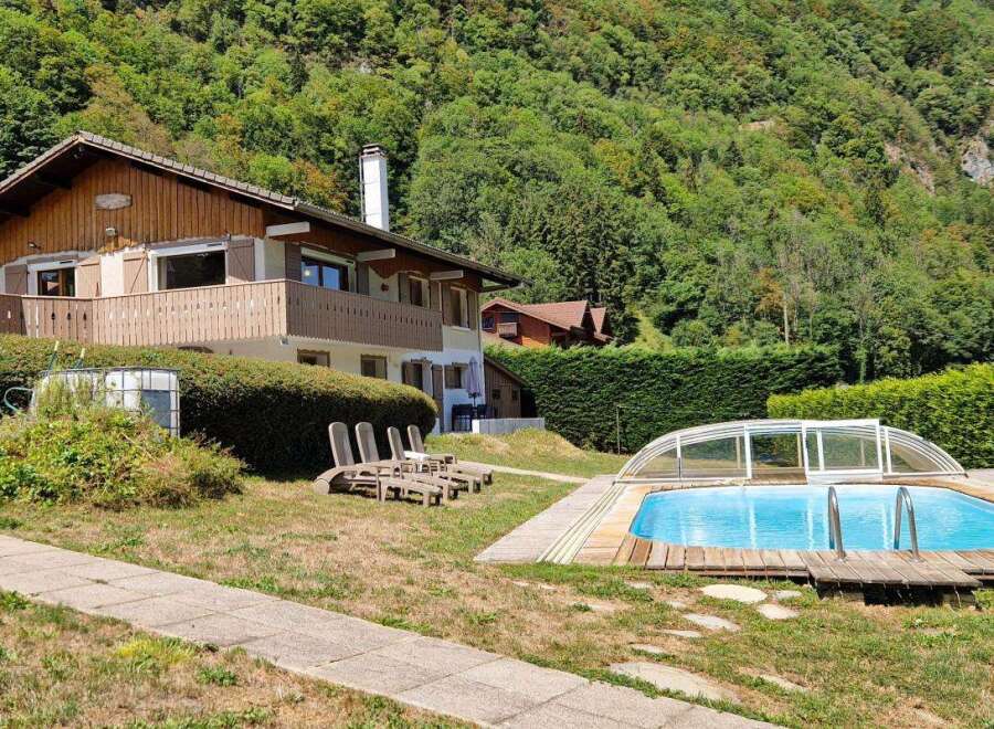Discover this charming property featuring a spacious house with a balcony, perfect for enjoying the mountain views.