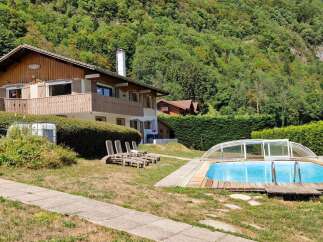 Discover this charming property featuring a spacious house with a balcony, perfect for enjoying the mountain views.