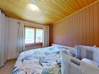 Experience cozy mountain living in this charming bedroom featuring a comfortable bed with a nature-inspired duvet cover.
