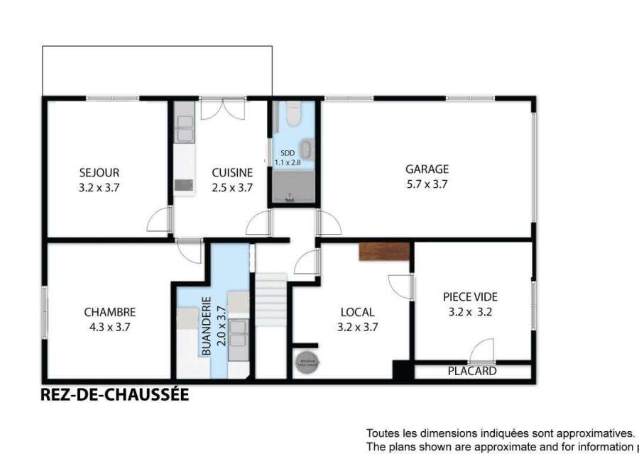 Discover this charming ground-floor property featuring a spacious living room (3.