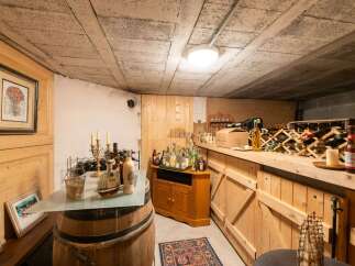 Discover this charming wine cellar, perfect for collectors and entertainers alike.