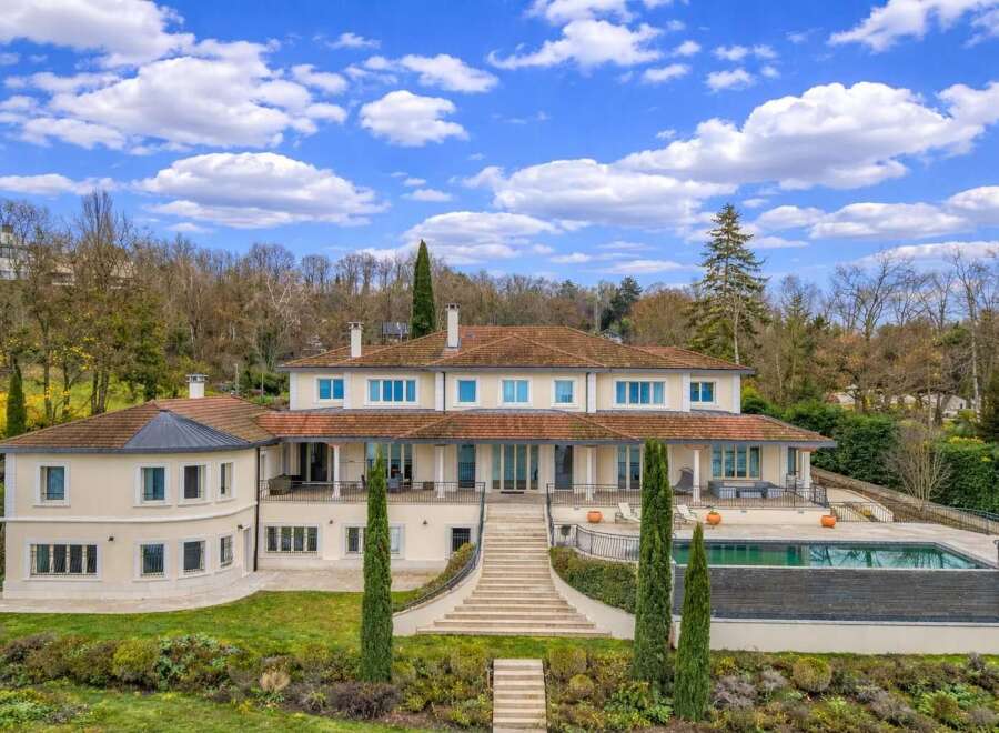 Discover this magnificent property featuring a sprawling estate with a luxurious swimming pool and expansive outdoor living spaces.